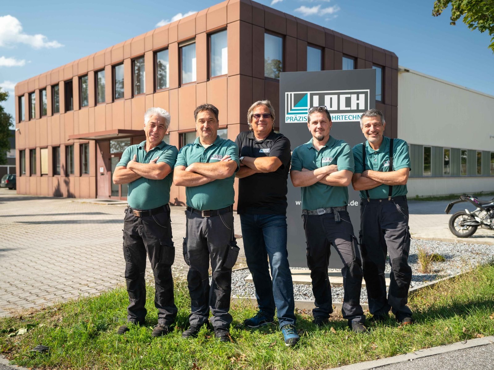 Das Team der Loch Präzisions Bohrtechnik vor dem Firmengebäude in Ergolding